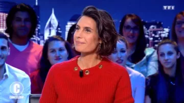 Le pull col œillets de Alessandra Sublet dans C'est Canteloup du 03/10/2018 (dispo en noir)