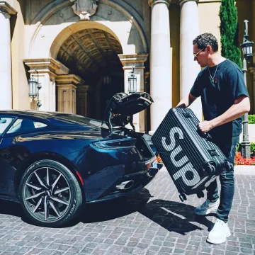 Zapatillas Balenciaga Triple S "Suede White" usadas por Tiësto en su cuenta de Instagram @tiesto