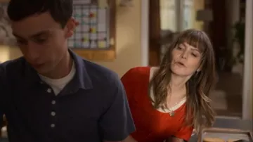 Sandro Haut Rouge porté par Elsa Gardner (Jennifer Jason Leigh) comme on le voit dans Atypiques S02E10