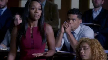 Elie Tahari Bourgogne robe portée par Michaela Pratt (Aja Naomi King) dans la Façon de s'en tirer avec Assassiner S05E05