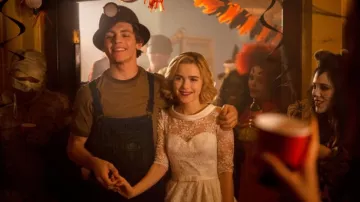The white wedding dress of Sabrina Spellman (Kiernan Shipka) in The New Adventures of Sabrina S01E02