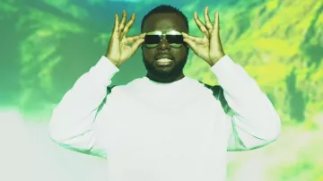 Le sweatshirt blanc de Maître GIMS dans son clip Le Pire