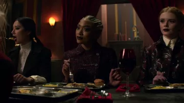 The black mantle of Agatha (Adeline Rudolph) in The New Adventures of Sabrina S01E03