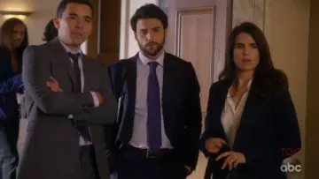 La veste noire à pois de Laurel Castillo (Karla Souza) dans How to get away with Murder (S05E05)