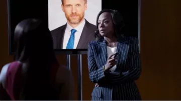 Tom Ford Blazer negro a rayas usado por Annalise Keating (Viola Davis) como se ve en How to Get Away with Murder S05E05