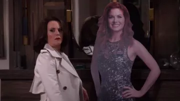 Le trench blanc de Karen Walker (Megan Mullally) dans Will & Grace (S10E04)