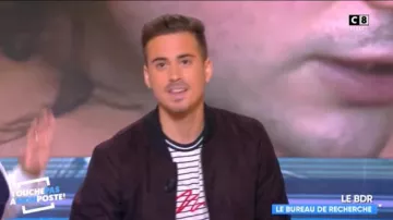 Le t-shirt à rayures Man de Andreas Kastrinos dans Touche pas à mon poste du 25/10/2018