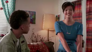 Sandro Recadrée volants pull avec découpes porté par l'Andi Mack (Peyton Elizabeth Lee) dans l'Andi Mack S03E03