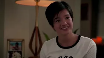 Camiseta Forever 21 Peace & Love usada por Andi Mack (Peyton Elizabeth Lee) en Andi Mack S03E03