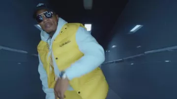 La chaqueta amarilla sin mangas Napapijri de plumón usada por Niska en el clip Zoum de Soprano