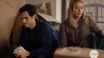 Bella Dahl Effilochés-Ourlet Côté-Bouton de Chemise à Carreaux portée par Guenièvre Beck (Elizabeth Lail) comme on le voit en VOUS S01E08