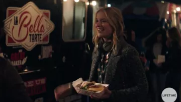 Abrigo Overton Boucle Grey de Etoile Isabel Marant usado por Guinevere Beck (Elizabeth Lail) como se ve en YOU S01E08
