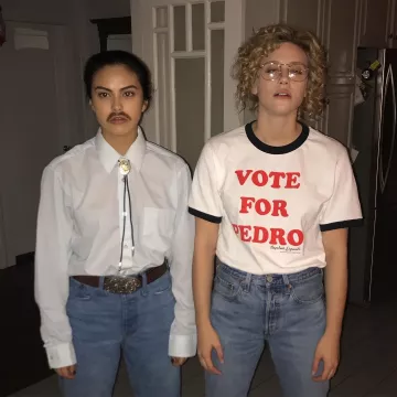 The t-shirt "Vote For Pedro" from Lili Reinhart on the account instagram @camimendes