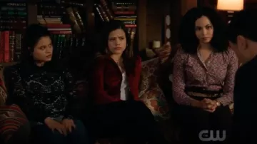 El top de encaje negro DKNY usado por Mel Vera (Melonie Diaz) en Charmed S01E03