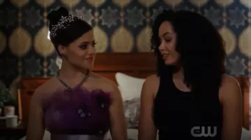 Le collier noeud Betsey Johnson porté par Maggie Vera (Sarah Jeffery) dans Charmed (S01E03)