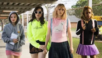 Le sweatshirt gris à capuche Ellesse porté par Lily (Odessa Young) dans Assassination Nation