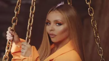Pink headband of Jesy Nelson in the music video "Little Mix - Woman Like Me" ft. Nicki Minaj