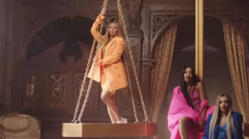 Orange bra of Jesy Nelson in the music video "Little Mix - Woman Like Me" ft. Nicki Minaj