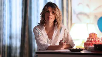 La chemise blanche imprimée G. Kero portée par Maude (Laurence Arné) dans Daddy Cool