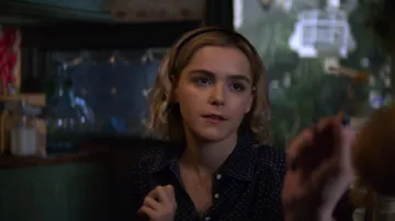 The shirt Sabrina Spellman (Kiernan Shipka) in The New Adventures of Sabrina (S01E01)