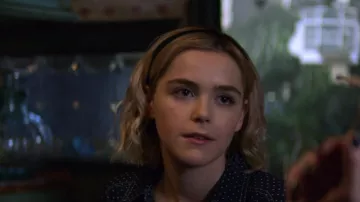 The headband of Sabrina Spellman (Kiernan Shipka) in The New Adventures of Sabrina S01E01