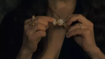 Le pendentif porte photo de Olivia Crain (Carla Gugino) dans La Hantise de Hill House S01E05