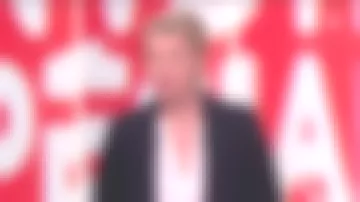 La veste de tailleur bleu marine 1.2.3 de Élise Lucet dans Envoyé spécial du 25.10.2018