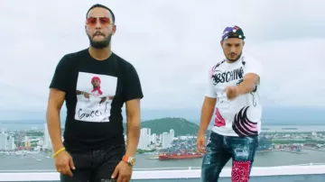 Le t-shirt blanc Moschino porté par Hornet la Frappe dans son clip Rolls feat. Lacrim