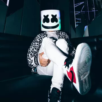 Sneakers Air Jordan 1 Retro "carmine" worn by Marshmello on his Instagram account (@marshmellomusic)