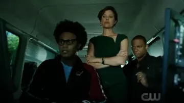 El vestido verde roland Mouret usado por Lyla Michaels (Audrey Marie Anderson) en Arrow S07E03