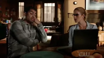 Pendientes de Peggy Li usados por Felicity Smoak (Emily Bett Rickards) en Arrow S07E03