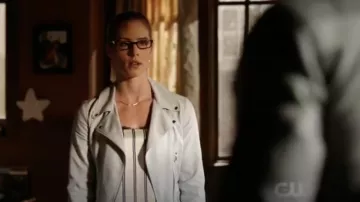 Le collier Peggy Li porté par Felicity Smoak (Emily Bett Rickards) dans Arrow S07E03