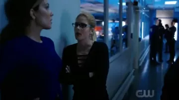 El top negro Sandro usado por Felicity Smoak (Emily Bett Rickards) en Arrow S07E03