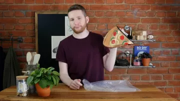 El plátano en forma de pizza Asos presentado por Alexandre Calvez en su vídeo I TRY THE WORST CLOTHES ASOS