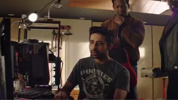 Camiseta Goonie Grey usada por Rakesh (Suraj Sharma) en God Friended Me S01E01
