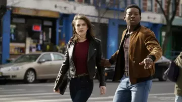 Top teoría Borgoña usado por Cara Bloom (Violett Beane) en God Friended Me S01E01