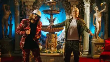 Le pantalon de survêtement léopard ASOS porté par Vald dans le clip Bizarre de Lorenzo