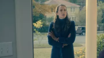 The gloves Theodora Crain (Kate Siegel) in The Haunting of Hill House (S01E03)