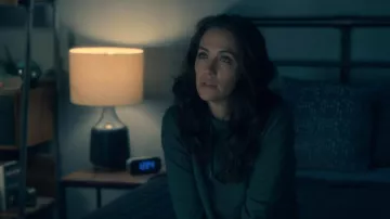 Suéter usado por Theodora Crain (Kate Siegel) en The hauntinf of Hill House (S01E03)