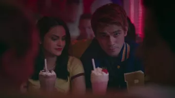 Le bomber Riverdale High School de Archie Andrews (K.J. Apa) dans Riverdale S02E02