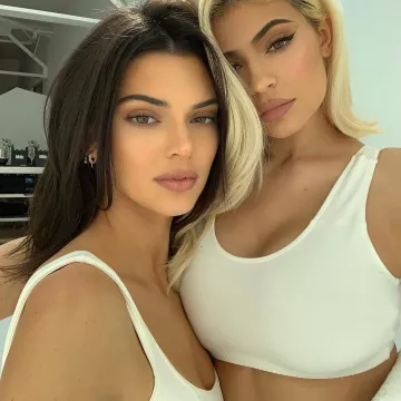 El sujetador deportivo blanco de Kylie Jenner en la cuenta de Instagram de @kyliejenner