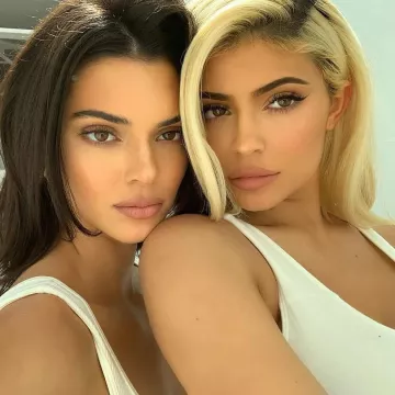 The bra white Kendall Jenner on the account instagram @kendalljenner