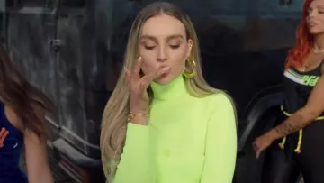 Pulsera de oro de Perrie Edwards en el video musical de Little Mix "Woman Like Me" ft. Nicki Minaj