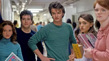 Suéter azul Raglan usado por Steve Harrington (Joe Keery) como se ve en Stranger Things S01E02