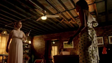 La robe blanche à pois de Cristal Flores (Nathalie Kelley) dans Dynastie S01E22
