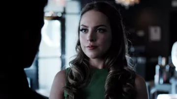 La robe verte de Fallon Carrington (Elizabeth Gillies) dans Dynastie S02E01