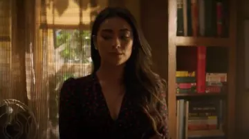 Le chemisier à pois de Peach Salinger (Shay Mitchell) dans YOU S01E05