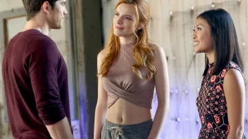 Le crop top Topshop de Paige Townsen (Bella Thorne) dans Famous in Love S01E07