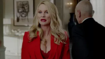 Le blazer rouge porté par Alexis Carrington (Nicollette Sheridan) dans Dynastie S02E03