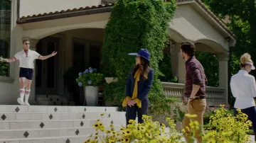 Le blazer bleu de Fallon Carrington (Elizabeth Gillies) dans Dynastie S02E03